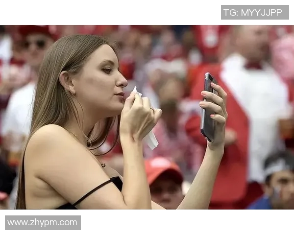 女球迷因过度骚扰足球明星遭到反击引发热议 女球迷因过度骚扰足球明星遭到反击引发热议